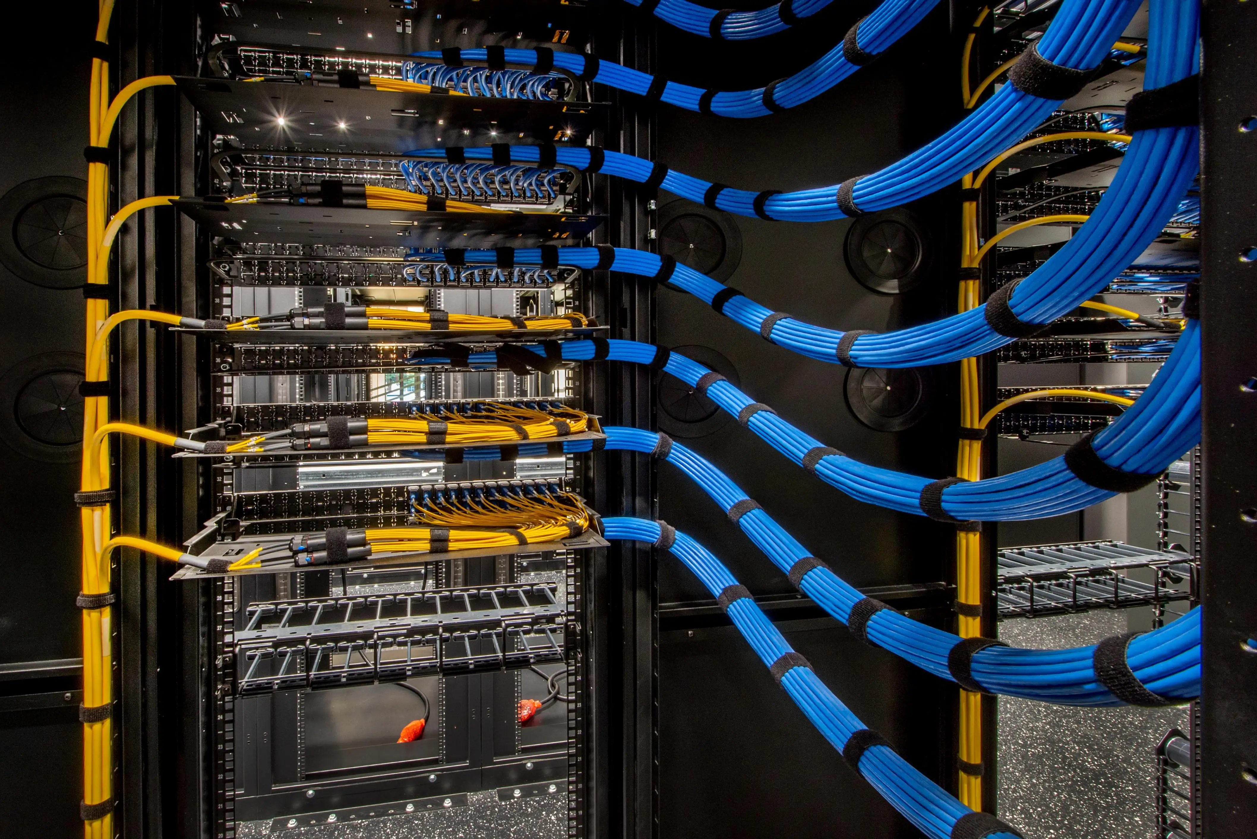 Data center με structured cabling και server racks